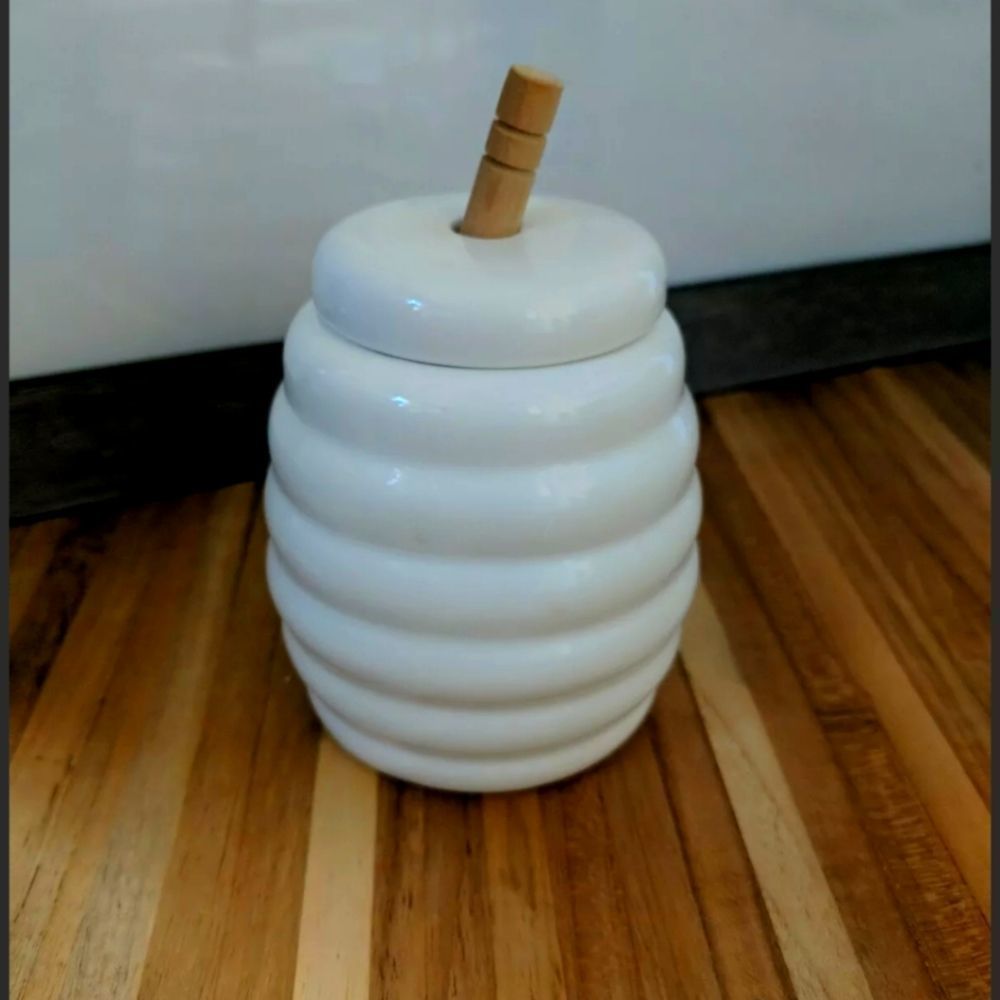 La Porcelina Honey Pot 10oz. Used.